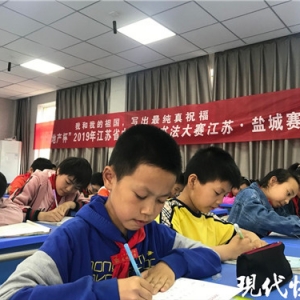 书法大赛现场暖心一幕：大丰小学生写诗感母恩