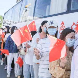 南京六合区雄州街道“红色流动书屋车”进基层